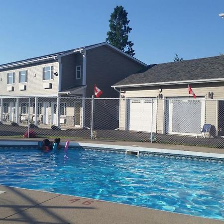 Fox Motor Inn Greater Napanee Екстер'єр фото