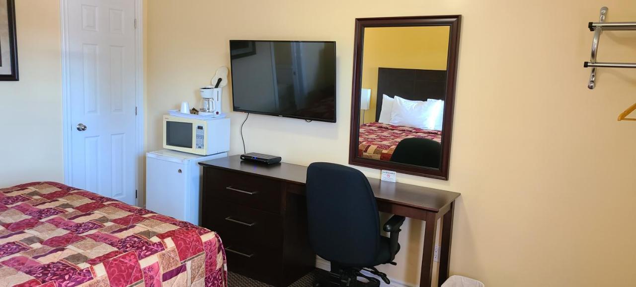 Fox Motor Inn Greater Napanee Екстер'єр фото
