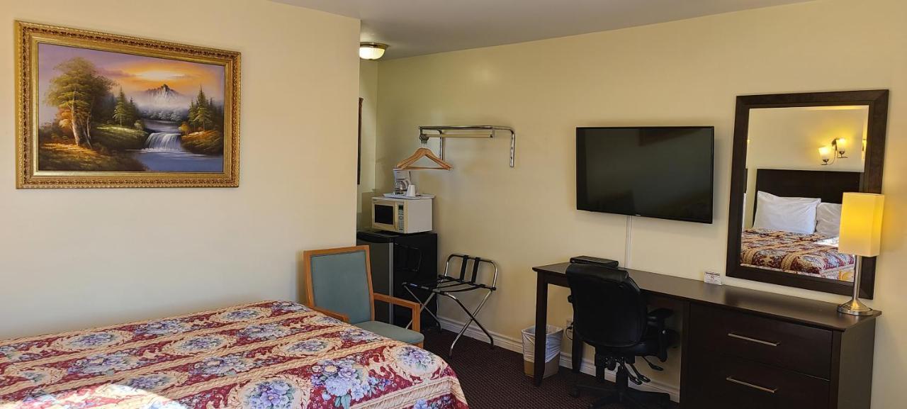 Fox Motor Inn Greater Napanee Екстер'єр фото