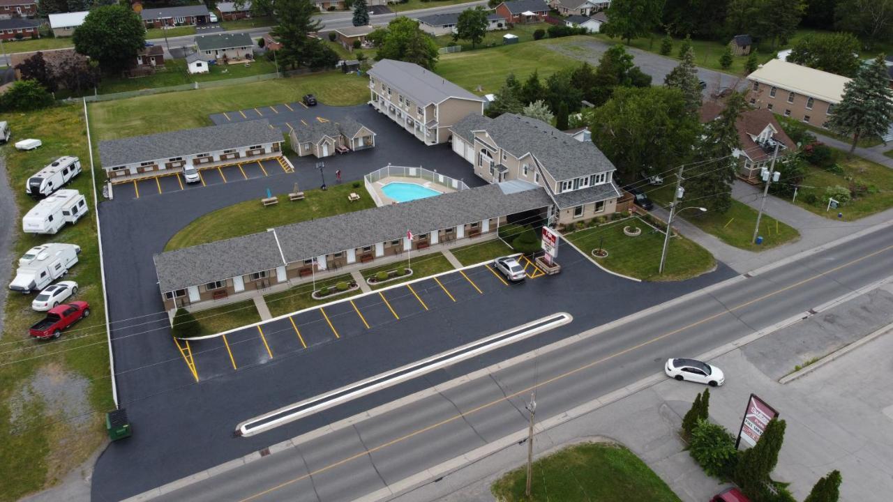 Fox Motor Inn Greater Napanee Екстер'єр фото