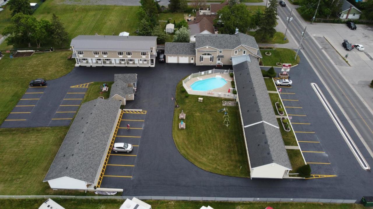 Fox Motor Inn Greater Napanee Екстер'єр фото