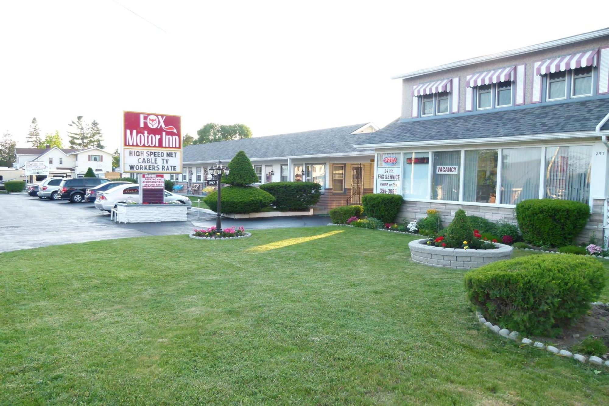 Fox Motor Inn Greater Napanee Екстер'єр фото
