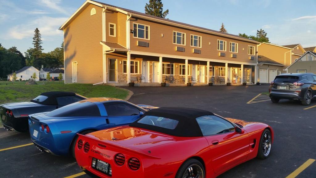 Fox Motor Inn Greater Napanee Екстер'єр фото