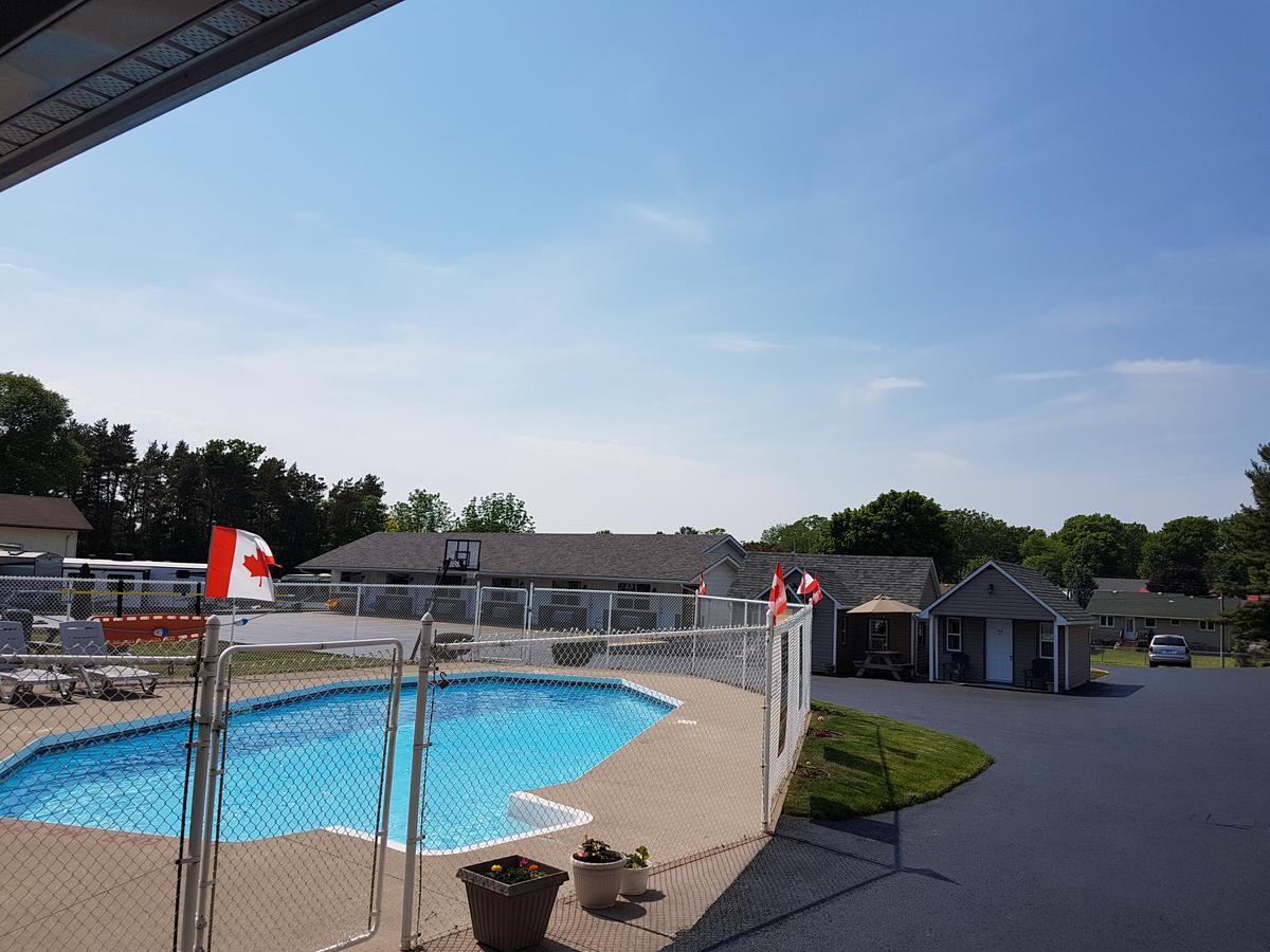 Fox Motor Inn Greater Napanee Екстер'єр фото