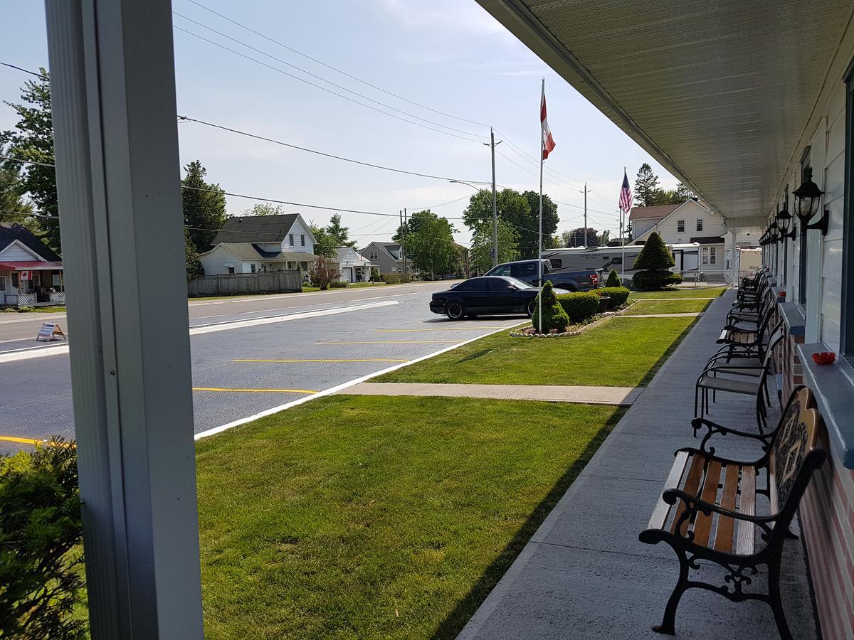 Fox Motor Inn Greater Napanee Екстер'єр фото