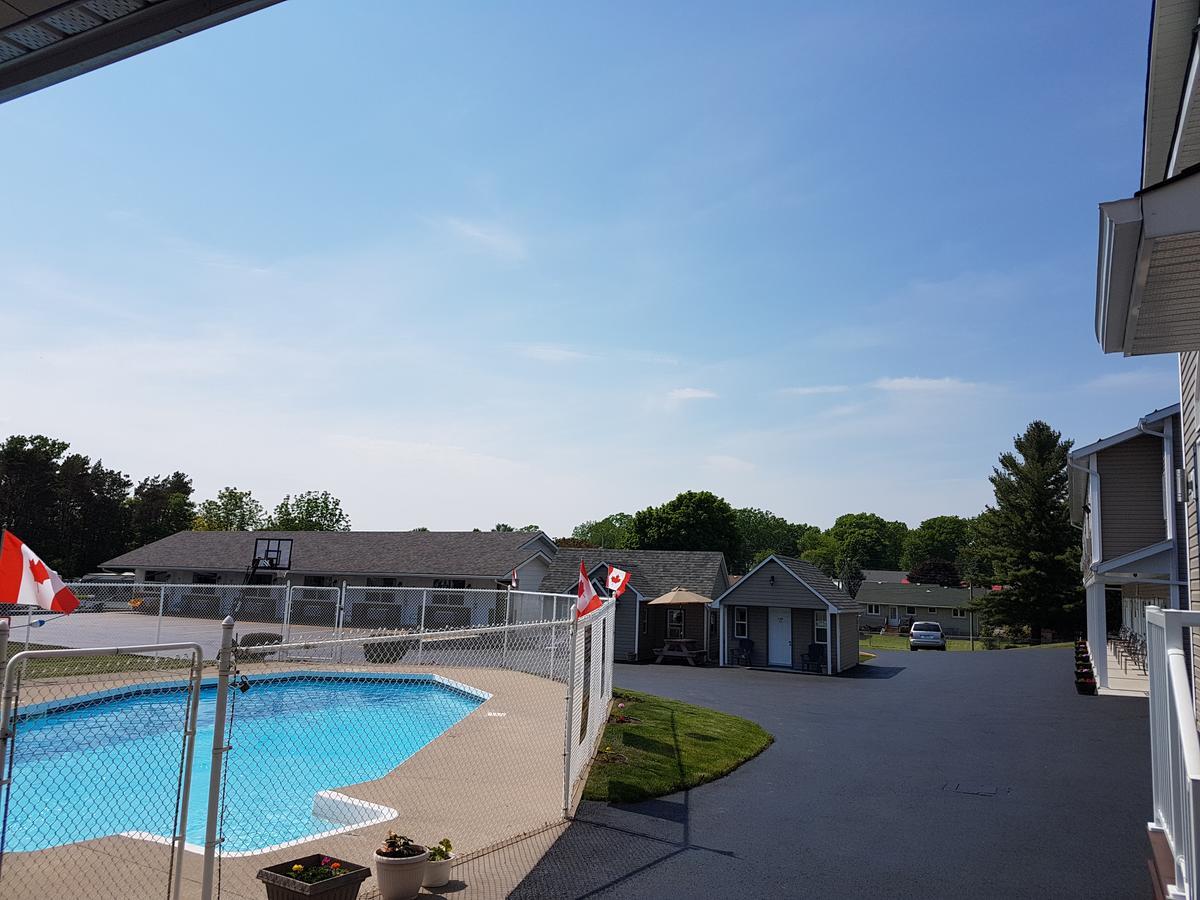 Fox Motor Inn Greater Napanee Екстер'єр фото