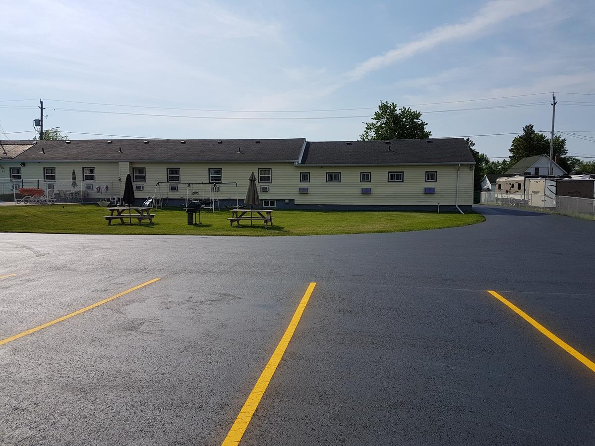 Fox Motor Inn Greater Napanee Екстер'єр фото
