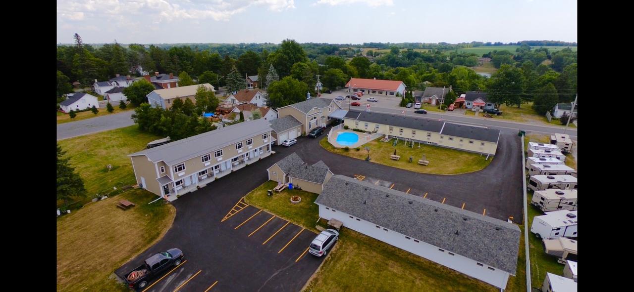 Fox Motor Inn Greater Napanee Екстер'єр фото