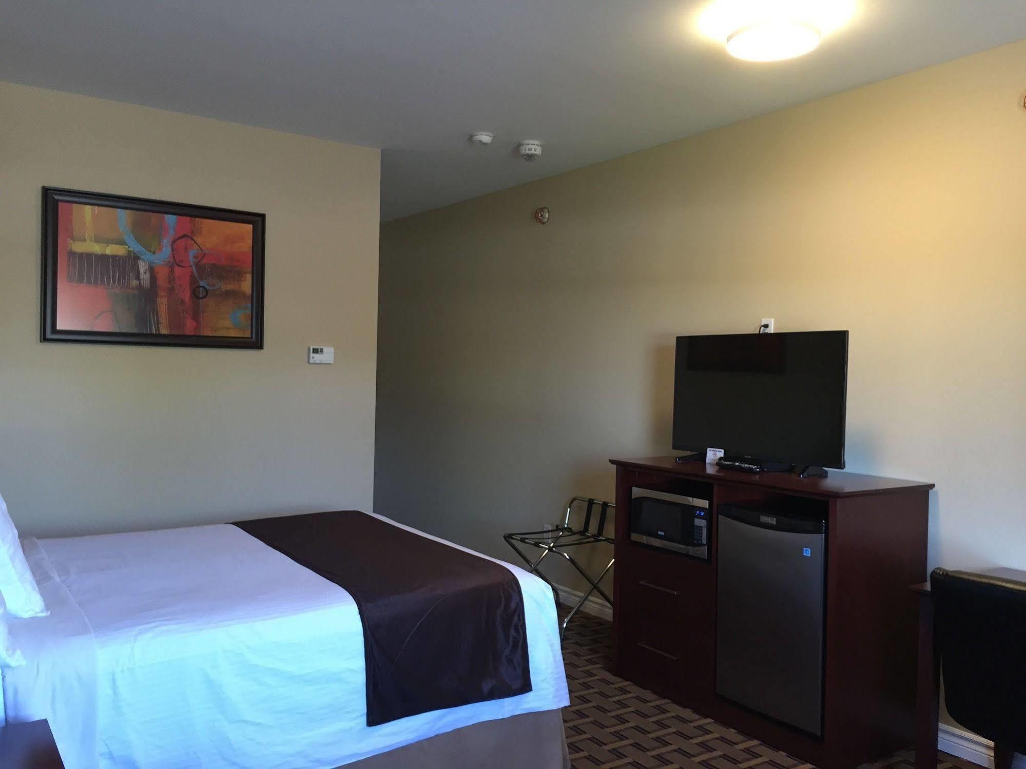 Fox Motor Inn Greater Napanee Екстер'єр фото