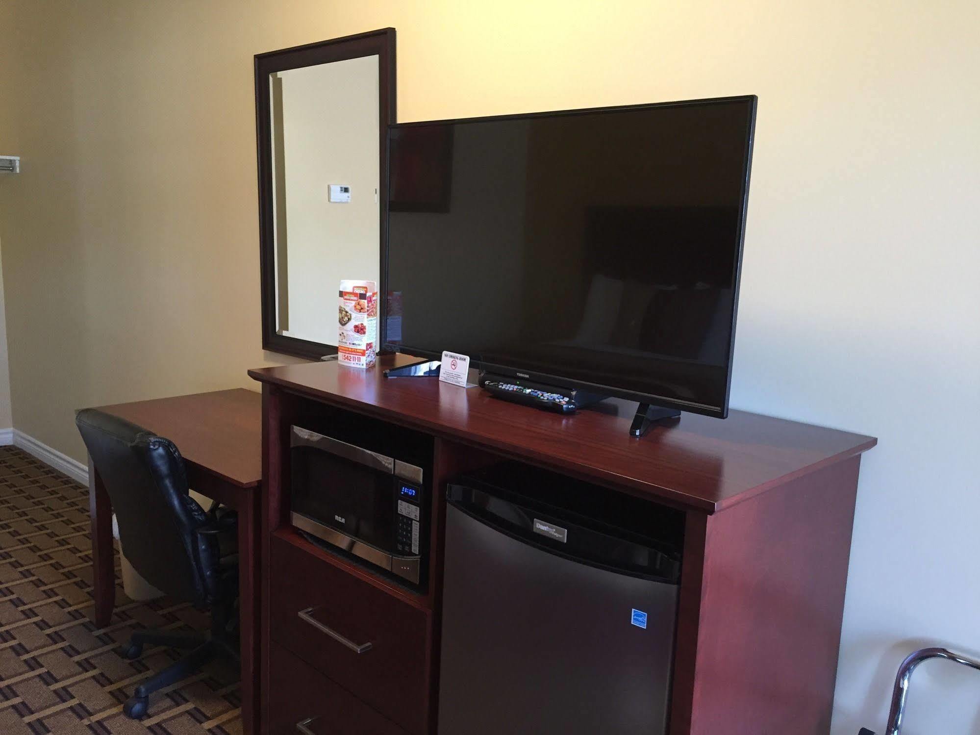 Fox Motor Inn Greater Napanee Екстер'єр фото