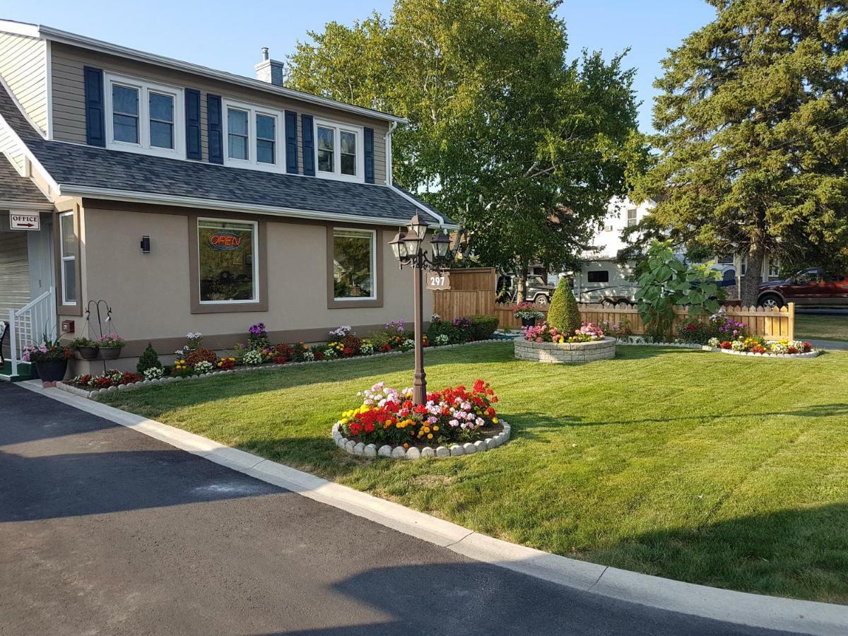 Fox Motor Inn Greater Napanee Екстер'єр фото