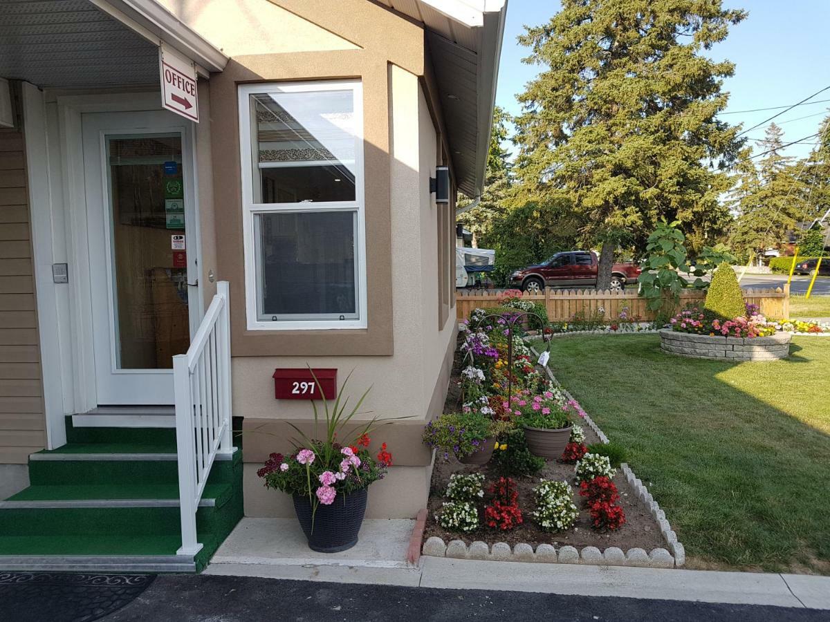 Fox Motor Inn Greater Napanee Екстер'єр фото