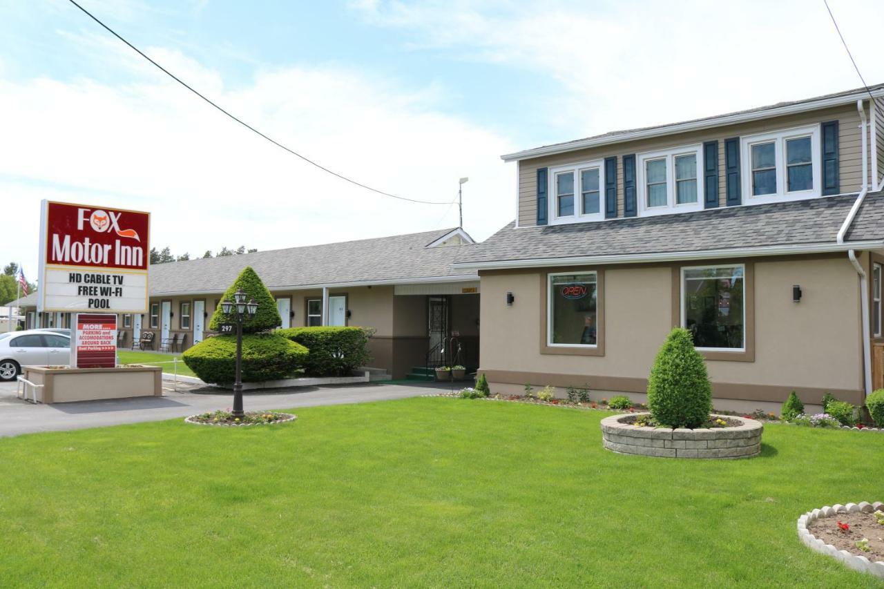 Fox Motor Inn Greater Napanee Екстер'єр фото