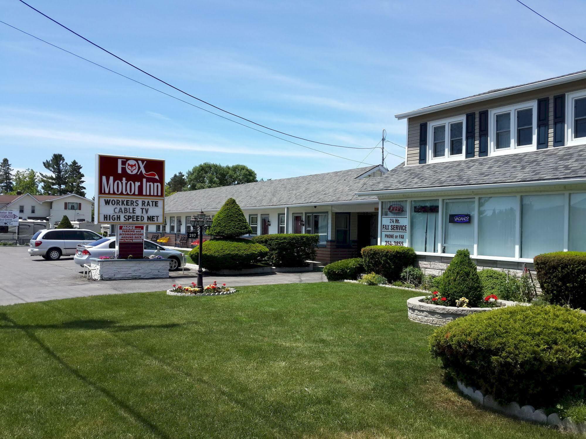 Fox Motor Inn Greater Napanee Екстер'єр фото